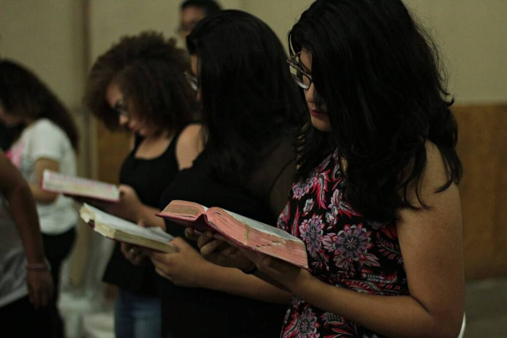 3 women reading book